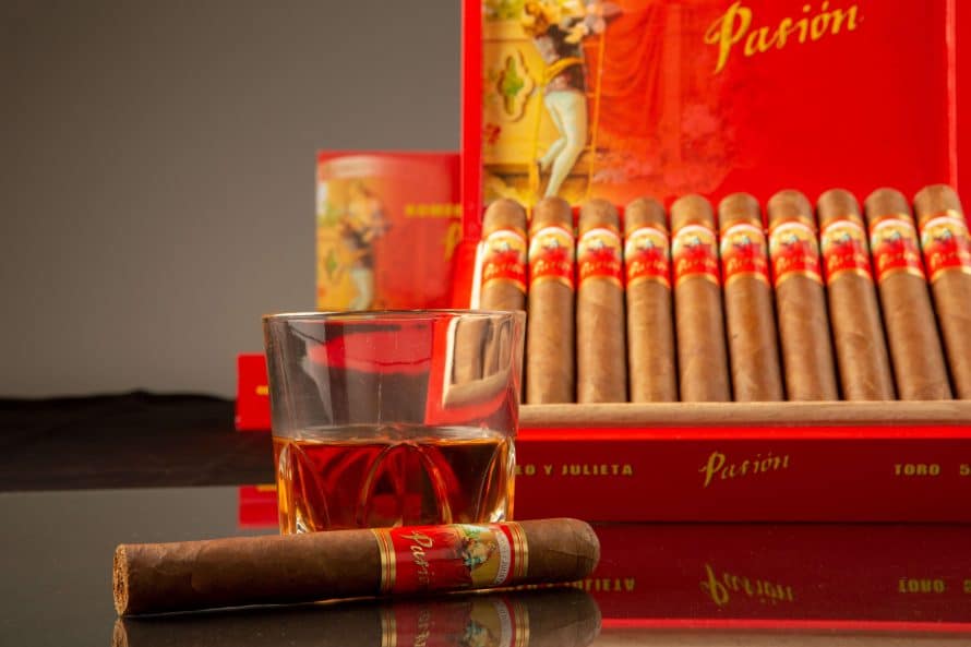 Cigar News: JR Cigar Unveils Exclusive Romeo y Julieta Pasión